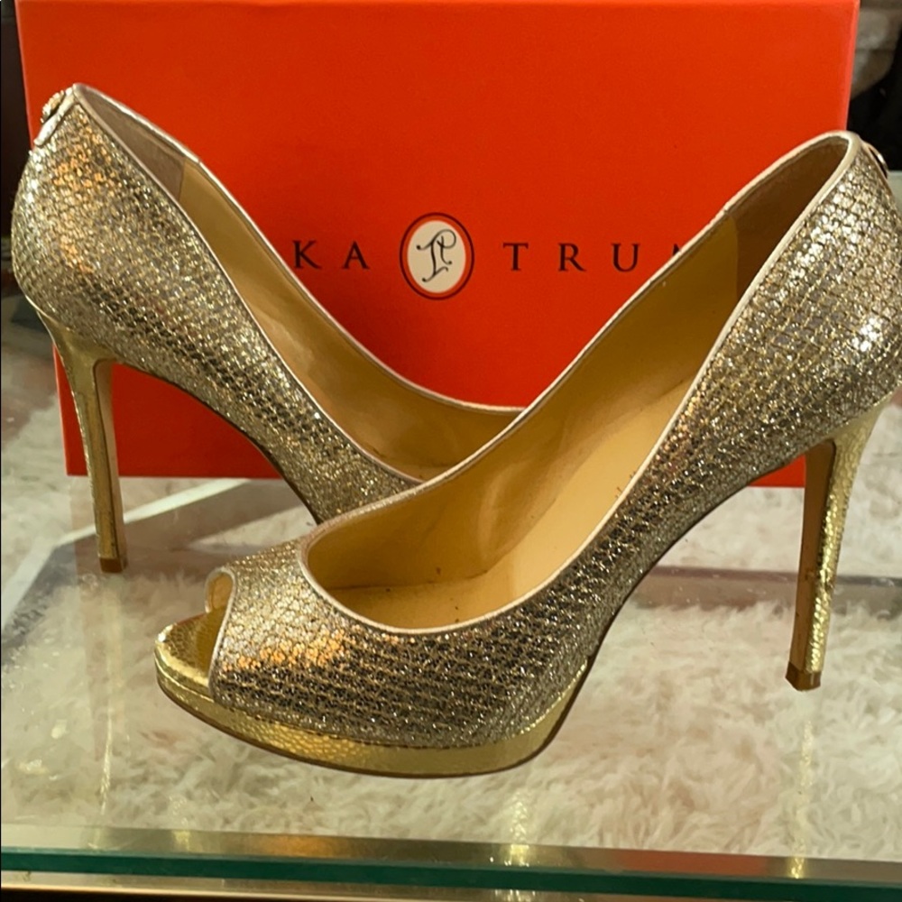 Peep toe pumps